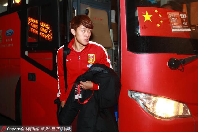 美女把尿口扒开给男人舔